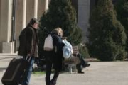 Una pareja abandonando un hotel del casco antiguo de Ponferrada, en la plaza del Ayuntamiento