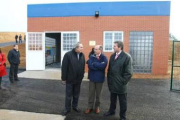 Antonio Canedo, Jorge Marquínez y Raúl Valcarce, durante la visita al nuevo depósito de Camponaraya