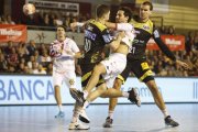Erwin Feuchtmann dispara a portería en el partido que el Abanca Ademar disputó frente al Magdeburg en León.