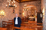 Don Manuel posa orgulloso en la iglesia de Alejico que ha restaurado y puesto en valor con un resultado espectacular. CASTRO