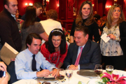Los seguidores de Aznar hicieron cola tras la comida-mitin para conseguir un autógrafo de su gurú.