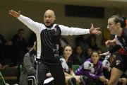 Juan Moreno da indicaciones a sus jugadores. JESÚS F. SALVADORES