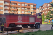 Los bomberos voluntarios, en el lugar del incendio. DL