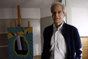 Andrés Rábago, conocido también como El Roto y Ops, posa en su estudio junto a una de sus obras