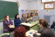 Las representantes del APA dieron ayer la rueda de prensa en una de las aulas del sótano