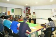 Reguero, de pie junto a una profesora, en la clausura de un curso de la agencia de desarrollo social