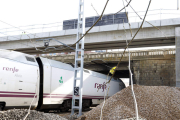 Un Alvia que cubre el trayecto Gijón-Madrid, bajo el puente de Trobajo. MARCIANO PÉREZ