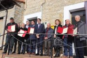 Suarez-Quiñones con  los alcaldes que muestran los convenios firmados con la Junta. CAMPOS