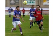 Garrido corta el avance de un jugador abulense. FERNANDO OTERO