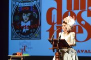 La periodista bañezana Roxanna Panero durante su discurso en el pregón del Carnaval que se celebró en el Teatro Municipal.A. R.