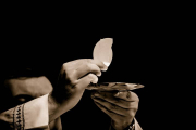 Imagen de un sacerdote durante la Consagración. ROBERT CHEAIB