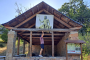 De Poseidón a Teseo, del tridente al minotauro, las calles de Quintana de Fuseros se convierten cada verano en un museo clásico gracias a las láminas de Esteban Álvarez y un grupo de vecinos.