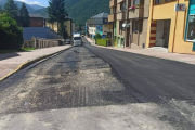 Obras de asfaltado en una de las calles cortadas al tráfico. ARAUJO