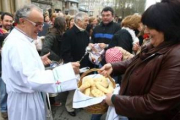 El párroco de Cacabelos bendijo los panes traídos por una multitud al Santuario de Las Angustias