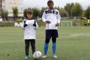 Dos de los trece futbolistas que esperan la autorización de la Real Federación Española de Fútbol para poder jugar de forma oficial con sus respectivos equipos sólo pueden entrenar o ver lo que hacen sus compañeros al carecer del permiso federativo para poder cumplimentar su licencia y comenzar a disputar sus partidos oficiales. MARCIANO PÉREZ