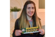 Rosalía Reviriego posando con el cheque de Conrado. DL