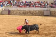 El novillero Diego Santos durante la faena a su primer toro, ayer en la plaza de Valderas