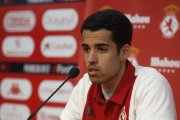 El jugador de la Cultural Leonesa Alberto Solís recibe el premio Mahou 5 estrellas. F. Otero Perandones.