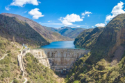 El embalse de Bárcena tiene una capacidad de 65 hectómetros cúbicos e irrumpe en un valle de erosión glaciar cuya vista es espectacular desde el aire. Con la ayuda de un dron, La Mirada del Zángano ha sabido capturar la esencia del paisaje recogido en est