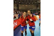 Mireya  González, a la derecha, tras hacerse con el subcampeonato del Mundial de Japón. DL