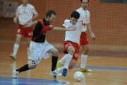 Julito, izquierda, y Marcos pugnan por hacerse con la posesión del balón