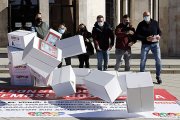 Los hosteleros protestaron ayer frente a la Junta para mostrar su hartazgo. MARCIANO PÉREZ