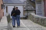 Una pareja cruza el puente de Molinaseca, en una imagen de archivo