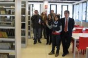 El alcalde, Jesús Esteban, fue uno de los primeros en visitar las nuevas instalaciones de la bibliot