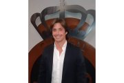 José Manzanera se encuentra trabajando en la sombra para confeccionar la plantilla. Á. F. R.