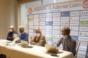 Parte de la directiva del Ademar, durante la rueda de prensa donde explicaron su postura sobre el tema de los despidos. JESÚS F. SALVADORES