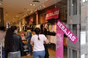 Las rebajas de verano ya han llegado a los comercios de León. MARCIANO PÉREZ