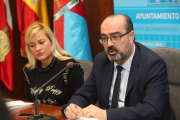 Alexandra Rivas y Marco Morala, este martes en el Ayuntamiento de Ponferrada. L, DE LA MATA