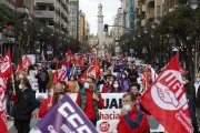 Los manifestantes recorren Gran Vía de San Marcos durante la jornada reivindicativa del Primero de Mayo ayer en León. FERNANDO OTERO