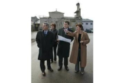 El alcalde y el concejal de Urbanismo recorrieron ayer la plaza