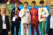 Pablo Castrelo, de rojo, se hizo con la medalla de bronce en kumite en la categoría alevín. DL