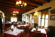 Interior delhostal-restaurante Golpejar, que ofrece un amplio comedor para disfrutar de la gastronomía leonesa y cómodas habitaciones.