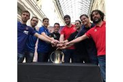 Juanín, a la derecha, junto a los jugadores de los otros siete equipos que participan en la Copa. RFEBM