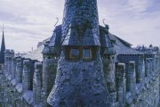 Casa Botines: y su chapitel del torreón nordeste: punta de la Lanza de Longinos, capucha de Merlín, cabeza y ojos del dragón. En Botines encerró Gaudí al dragón, que mira directamente a San Isidror, donde se custodia el cális de doña Urraca que dicen que es 'el grial de griales'. FOTO VISUAIR - DAVID IRIONDO