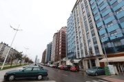 El boulevard Juan Carlos I, con la Torre al fondo, es el eje vertebrador del barrio más nuevo, el de La Rosaleda. En el resto de fotografías: el puente del Centenario que atraviesa el río Sil y conecta la parte baja con la zona alta de la ciudad; el centr