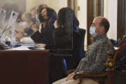 Uno de los dos hermanos acusados por el crimen de Villaobispo, ayer en la Audiencia. MARCIANO PÉREZ