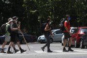 Un grupo de peregrinos, ayer, a su paso por León antes de continuar hacia Galicia. FERNANDO OTERO