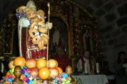 De San Blas cuelgan dulces, caramelos, naranjas y manzanas.