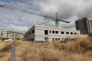 El edificio del futuro Conservatorio de Música se está construyendo en una parcela frente al centro de salud de La Palomera. FERNANDO OTERO