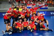 El portero del Ademar Álvaro Pérez celebra el título de campeón del Mundo junto al resto de Hispanos juveniles. RFEBM