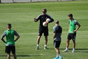 El técnico Jon Pérez Bolo, en un entrenamiento de la SD Ponferradina. L. DE LA MATA