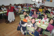 Los alumnos disfrutan del desayuno junto a sus profesores en el comedor del colegio