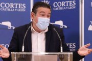 Luis Mariano Santos, en su comparecencia tras la reunión de turno con Mañueco. R. GARCÍA