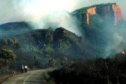 El yacimiento arqueológico de Las Médulas, envuelto en humo la tarde del 3 de agosto del 2000