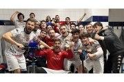 La plantilla del Ademar celebra el triunfo contra Puerto Sagunto en el vestuario del Palacio. ADEMAR