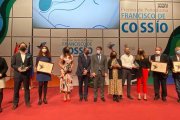 El presidente de la Junta, Alfonso Fernández Mañueco, posa con los premiados. RAMIRO